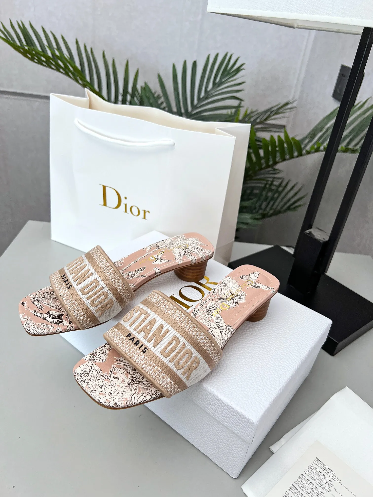👟👟Ex-factory price 360👟👟 Genuine leather sole + 30 Dior’s latest hot model, a ﾉ☀ spring new product, this mid-heeled silk forged surface + 3D electric show shoe embodies the modern design concept. How to match it to look good. Comfortable on the foot. Code number 35-40 (41/42 customized)